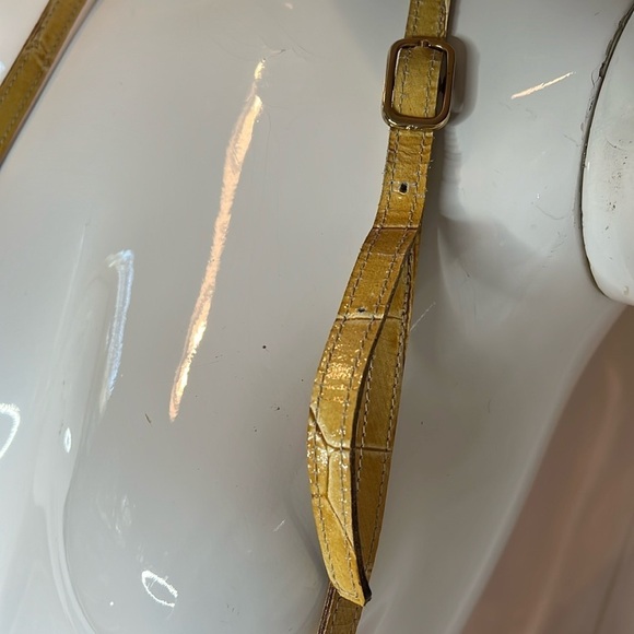 Meyers Croc Embossed Leather Mustard Yellow Crossbody Top Flap Feed Bag Purse - Picture 13 of 16